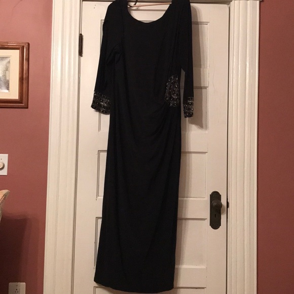 Black evening gown - Picture 7 of 8